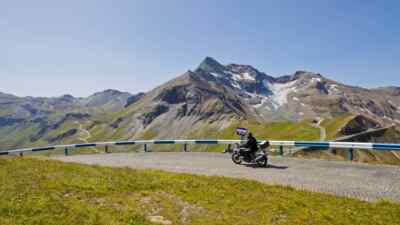 Motorradfahrer vor der Edelweißspitze