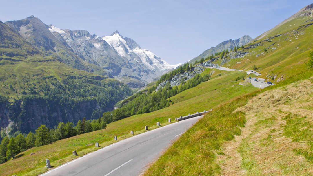 Alpenstraßen Österreich: Die Hochalpenstraße mit dem Grossglockner im Hintergrund