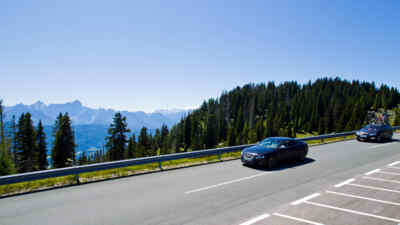 Zwei Autos auf der Villacher Alpenstrasse